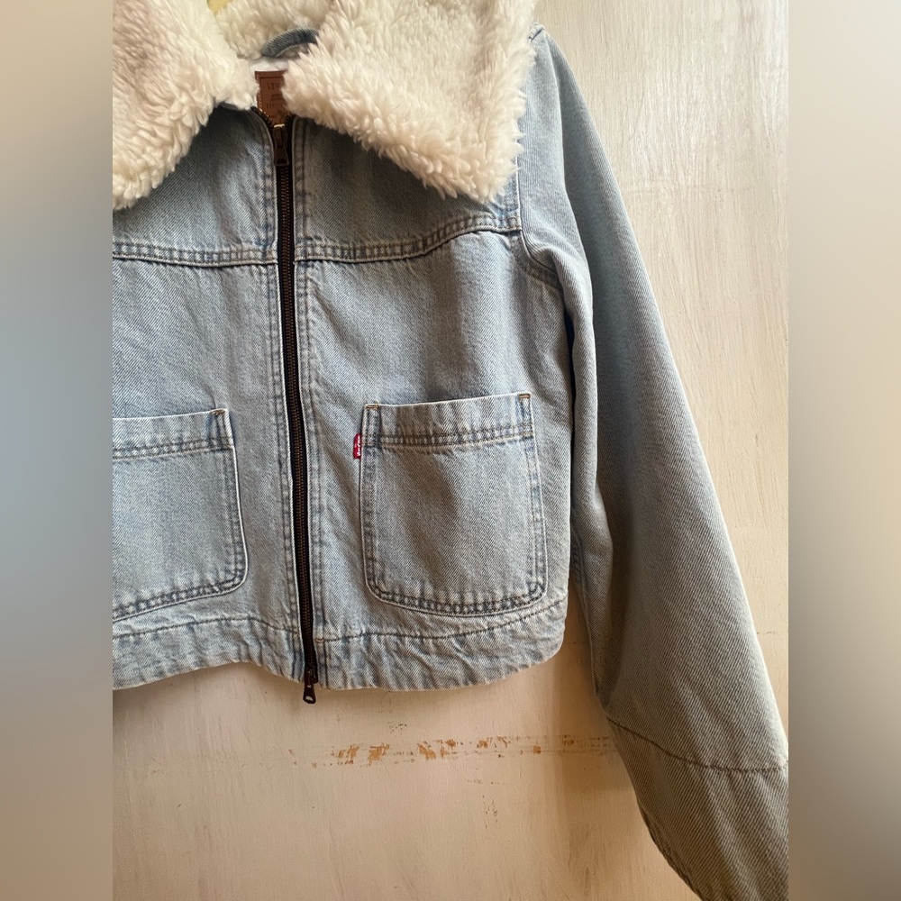 LEVI"S Retro Faux Fur Trim Zip-Up Denim Trucker Jacket - Picture 4 of 13
